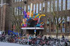 904124 Afbeelding van de neoninstallatie 'Intellectual Heritage' van Maarten Baas boven de ingang van de Bibliotheek ...